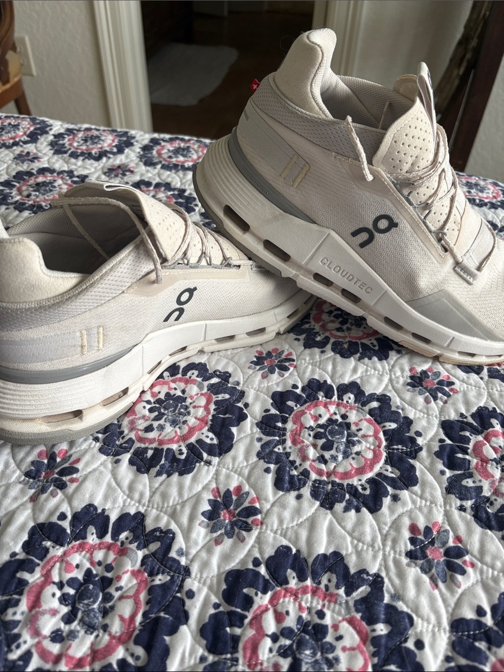 On Cloud Cloud Tec womens size 9.5 Ivory color EUC - Picture 5 of 6